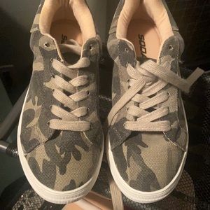 Size seven tennis shoes